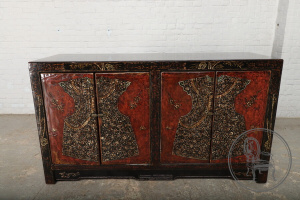 картинка Старинный комод в ориентальном стиле с резьбой и инкрустацией салоне старинных вещей "Шебби" являющийся официальным дистрибьютором в России и Беларуси