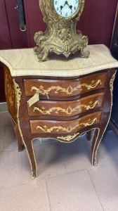 картинка Антикварный комод, декорированный бронзой и маркетри салоне старинных вещей "Шебби" являющийся официальным дистрибьютором в России и Беларуси