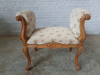 Антикварная ореховая скамейка с обивкой в цветочек код. BE4132263