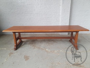 картинка Антикварный дубовый стол салоне старинных вещей "Шебби" являющийся официальным дистрибьютором в России и Беларуси