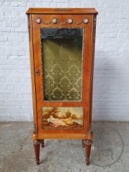 Старинная витрина из палисандра с фарфоровыми медальонами в бронзовом обрамлении код. BE4096973