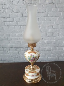 картинка Старинная настольная лампа из фарфора с цветочной нежной деколью салоне старинных вещей "Шебби" являющийся официальным дистрибьютором в России и Беларуси