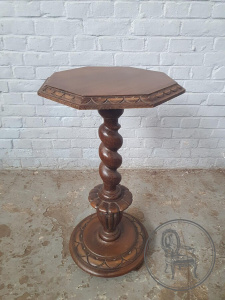 картинка Антикварный ореховый столик-подставка в стиле Тюдор салоне старинных вещей "Шебби" являющийся официальным дистрибьютором в России и Беларуси