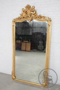 картинка Антикварное зеркало с резными путти на короне салоне старинных вещей "Шебби" являющийся официальным дистрибьютором в России и Беларуси