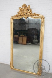 Антикварное зеркало с резными путти на короне код. BE3259343