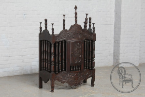 картинка Антикварный шкафчик для хранения хлебобулочных изделий салоне старинных вещей "Шебби" являющийся официальным дистрибьютором в России и Беларуси