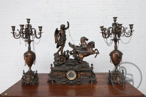 картинка Антикварные каминные часы с композицией на мифологоческий сюжет с канделябрами салоне старинных вещей "Шебби" являющийся официальным дистрибьютором в России и Беларуси