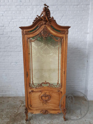 Антикварная ореховая витрина в стиле Людовика XV код. BE106947