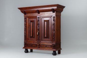 Старинный комод с резной виноградной лозой и барельефами код. RM4101101