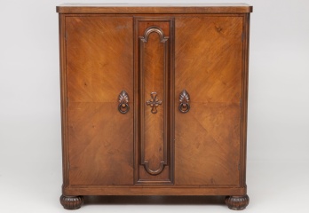 Старинный посудный шкаф со шпоном красного дерева код. RM4100852