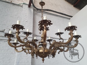 картинка Антикварная люстра большого размера с фигурками путти салоне старинных вещей "Шебби" являющийся официальным дистрибьютором в России и Беларуси