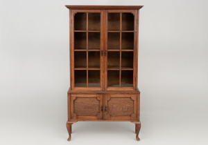 картинка Старинный посудный шкаф салоне старинных вещей "Шебби" являющийся официальным дистрибьютором в России и Беларуси