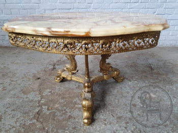 Старинный кофейный столик со столешницей из оникса и латунными опорами в виде мифологических рыб код. BE4096745