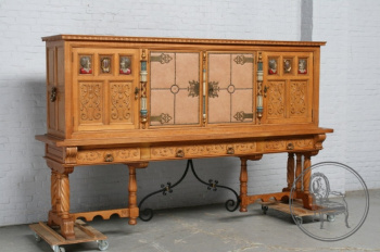 Старинный посудный шкаф в испанском стиле с вставками из кожи и коваными элементами код. BE6317