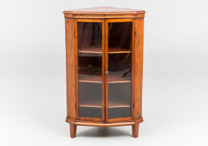 картинка Старинный угловой посудный шкаф салоне старинных вещей "Шебби" являющийся официальным дистрибьютором в России и Беларуси