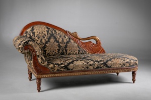 картинка Старинный диван из красного дерева с каркасом в виде лебедя салоне старинных вещей "Шебби" являющийся официальным дистрибьютором в России и Беларуси