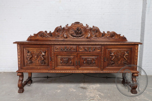 картинка Старинный комод из ореха с маскаронами и сюжетной резьбой на мифологические темы салоне старинных вещей "Шебби" являющийся официальным дистрибьютором в России и Беларуси