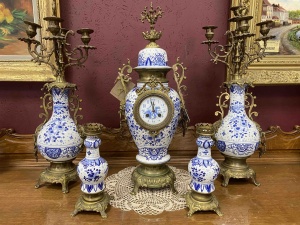 картинка Антикварный комплект: часы с канделябрами и вазами в делфтском стиле салоне старинных вещей "Шебби" являющийся официальным дистрибьютором в России и Беларуси