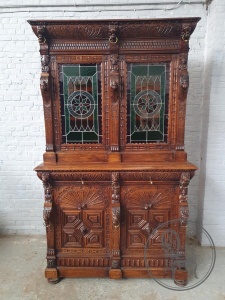 картинка Антикварный дубовый резной буфет в мехельском стиле с витражами салоне старинных вещей "Шебби" являющийся официальным дистрибьютором в России и Беларуси