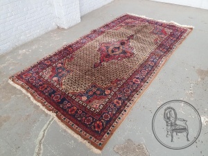 картинка Антикварный иранский шерстяной ковер салоне старинных вещей "Шебби" являющийся официальным дистрибьютором в России и Беларуси