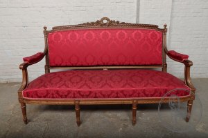 картинка Антиварная софа из ореха в стиле ампир с малиновой обивкой салоне старинных вещей "Шебби" являющийся официальным дистрибьютором в России и Беларуси