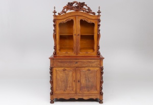 картинка Антикварный посудный шкаф с объемной короной салоне старинных вещей "Шебби" являющийся официальным дистрибьютором в России и Беларуси