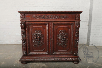 Антикварный дубовый комод в охотничьем стиле с объемным изображением фруктов код. BE107247