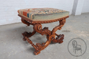 картинка Антикварная банкетка салоне старинных вещей "Шебби" являющийся официальным дистрибьютором в России и Беларуси