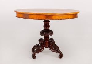 картинка Антикварный стол салоне старинных вещей "Шебби" являющийся официальным дистрибьютором в России и Беларуси