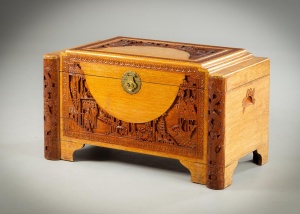 картинка Старинный сундук в ориентальном стиле, обильно украшенный сюжетной резьбой салоне старинных вещей "Шебби" являющийся официальным дистрибьютором в России и Беларуси