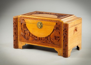 Старинный сундук в ориентальном стиле, обильно украшенный сюжетной резьбой код.&nbsp;RM4128244