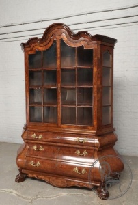 картинка Антиварная витрина в стиле Чиппендейл салоне старинных вещей "Шебби" являющийся официальным дистрибьютором в России и Беларуси