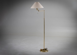 картинка Старинный латунный торшер на тонкой ножке салоне старинных вещей "Шебби" являющийся официальным дистрибьютором в России и Беларуси