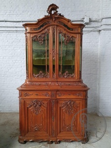 картинка Антикварная витрина с орнаментальной резьбой салоне старинных вещей "Шебби" являющийся официальным дистрибьютором в России и Беларуси