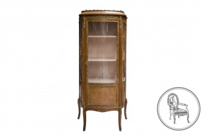 картинка Антикварная витрина салоне старинных вещей "Шебби" являющийся официальным дистрибьютором в России и Беларуси