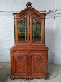 Антикварная витрина с орнаментальной резьбой код. BE4096887