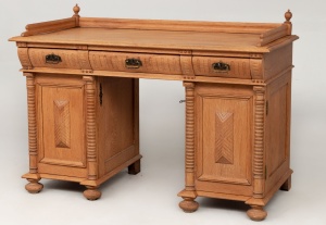 картинка Антикварный письменный стол в мехельском стиле салоне старинных вещей "Шебби" являющийся официальным дистрибьютором в России и Беларуси