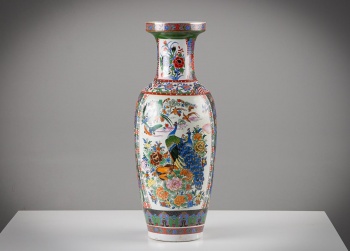 Cтаринная ваза с насыщенным цветочным узором код.&nbsp;RM4136994