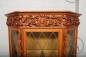 Антикварная дубовая витрина в форме трапеции в фламандском стиле код. BE107157 фото 2