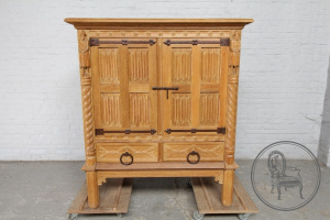 картинка Старинный комод салоне старинных вещей "Шебби" являющийся официальным дистрибьютором в России и Беларуси