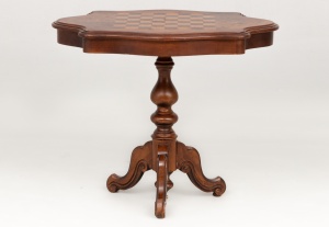 картинка Старинный столик со столешницей, декорированной под шахматную доску салоне старинных вещей "Шебби" являющийся официальным дистрибьютором в России и Беларуси