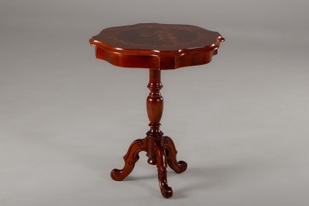 Старинный приставной столик со столешницей, декорированной с технике маркетри код. RM4101559