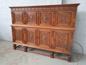 картинка Антикварный шкаф в стиле Тюдор с геральдической резьбой салоне старинных вещей "Шебби" являющийся официальным дистрибьютором в России и Беларуси