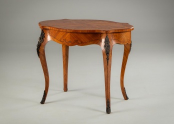 Антикварный кофейный столик изящной формы с маркетри и накладками из бронзы код. RM4114180