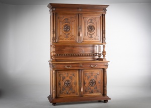 картинка Антикварный буфет с фасадами, декорированными растительной резьбой салоне старинных вещей "Шебби" являющийся официальным дистрибьютором в России и Беларуси