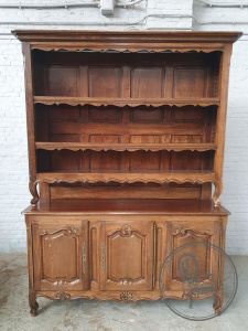 картинка Антикварный посудный шкаф с открытыми фигурными полками салоне старинных вещей "Шебби" являющийся официальным дистрибьютором в России и Беларуси