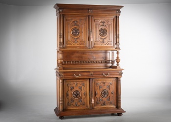 Антикварный буфет с фасадами, декорированными растительной резьбой код.&nbsp;RM4165757