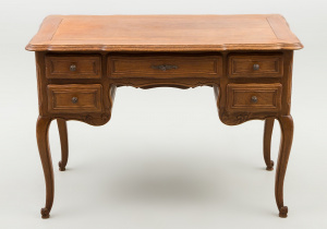 картинка Старинный письменный стол салоне старинных вещей "Шебби" являющийся официальным дистрибьютором в России и Беларуси