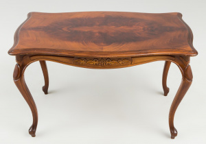 картинка Старинный столик салоне старинных вещей "Шебби" являющийся официальным дистрибьютором в России и Беларуси