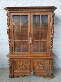 Старинная дубовая витрина с объемной резьбой код. BE4097565